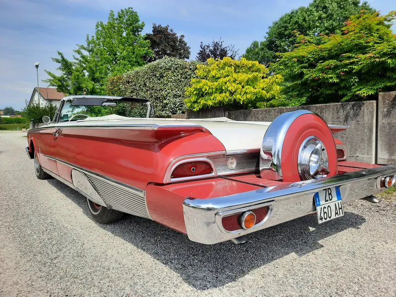 Ford Galaxie Sunliner Convertibile del 1960 10