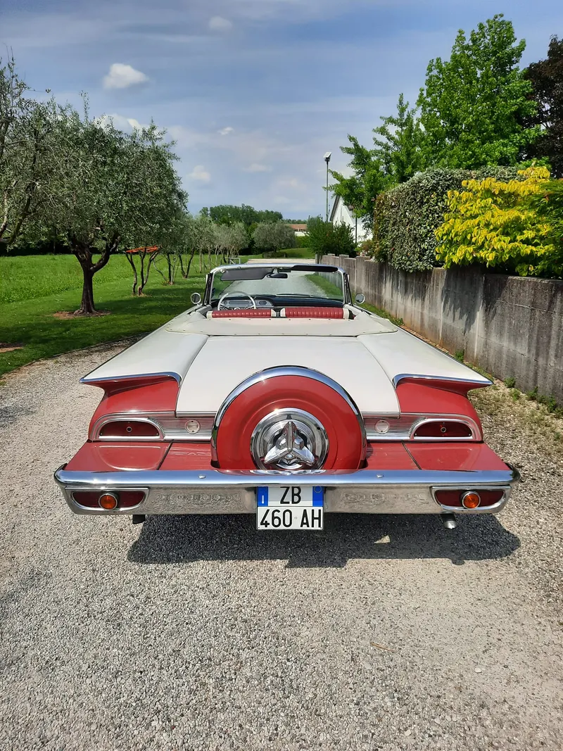 Ford Galaxie Sunliner Convertibile del 1960 11