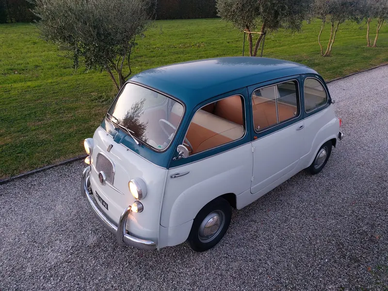 Fiat 600 Multipla del 1961 versione a cinque posti 5