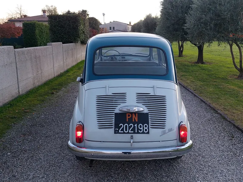 Fiat 600 Multipla del 1961 versione a cinque posti 12