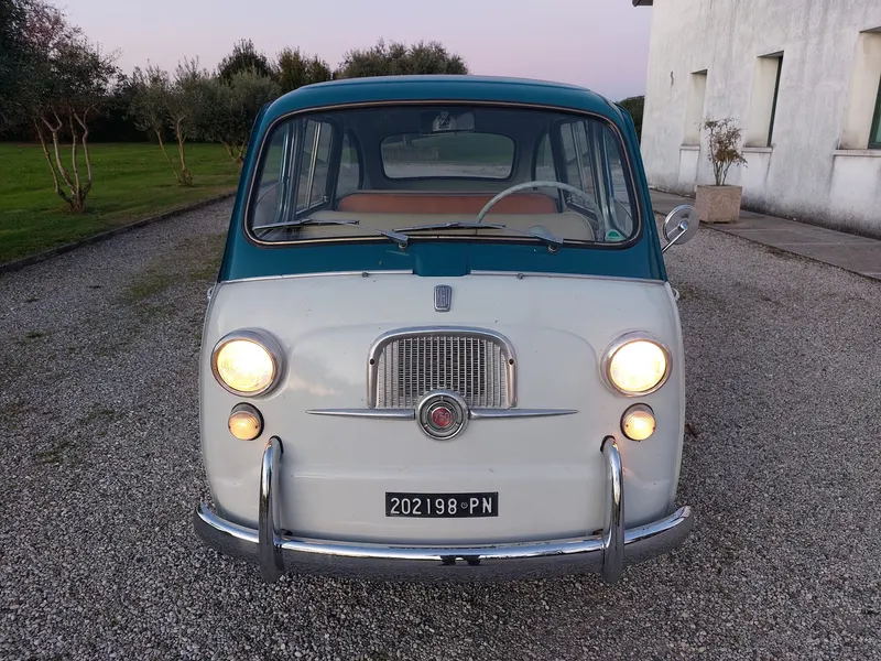 Fiat 600 Multipla del 1961 versione a cinque posti 3