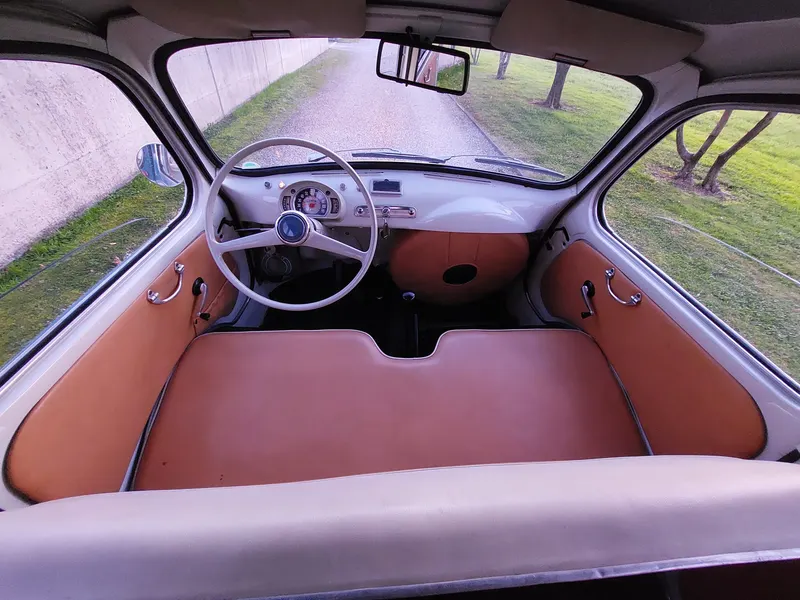 Fiat 600 Multipla del 1961 versione a cinque posti 9