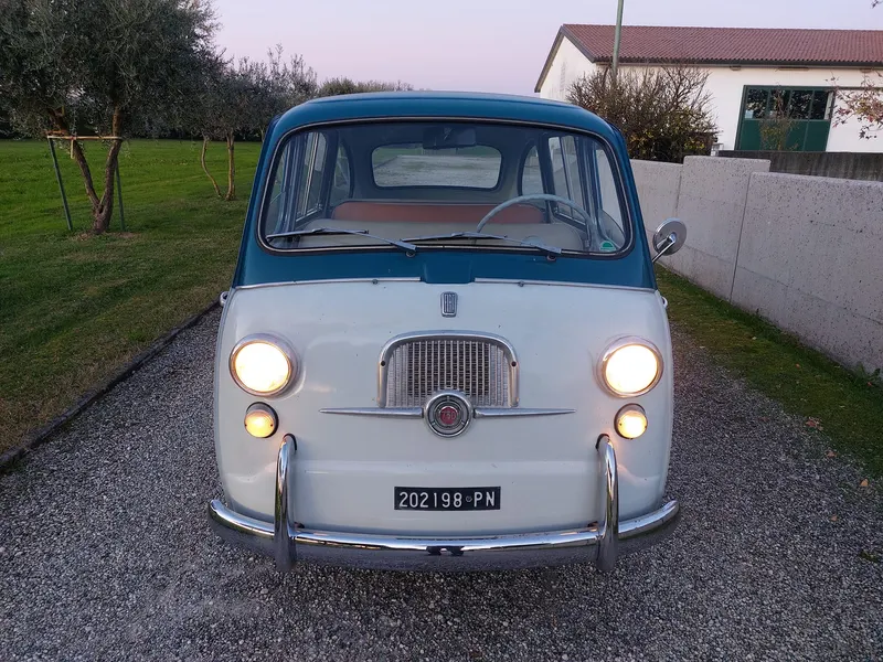 Fiat 600 Multipla del 1961 versione a cinque posti 2
