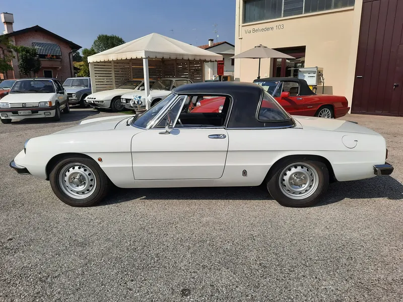 Alfa Romeo Duetto 2000 Spider Veloce del 1975 5