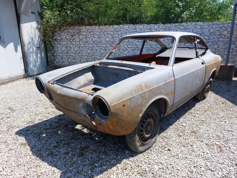 Fiat 850 Coupè in fase di restauro 3