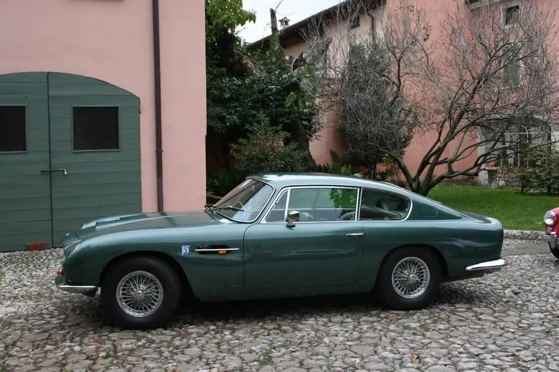 Aston Martin Db6 3