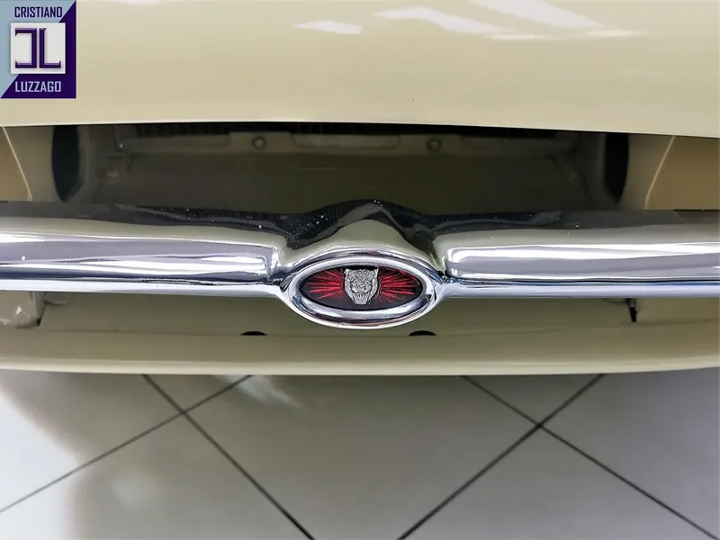 Jaguar E Type Roadster 4.200 S2 15