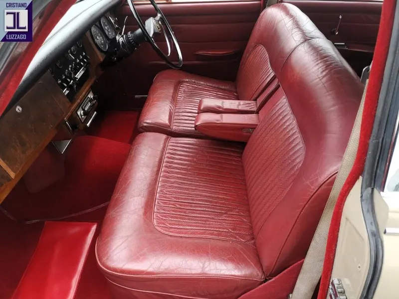 V8 Saloon 40