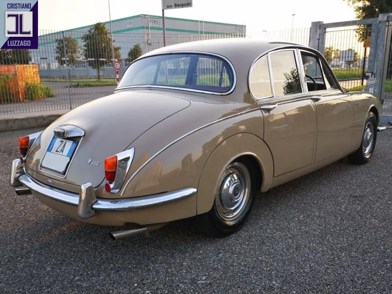 V8 Saloon 10