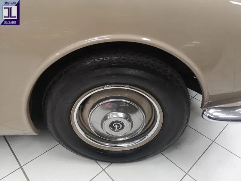 V8 Saloon 49