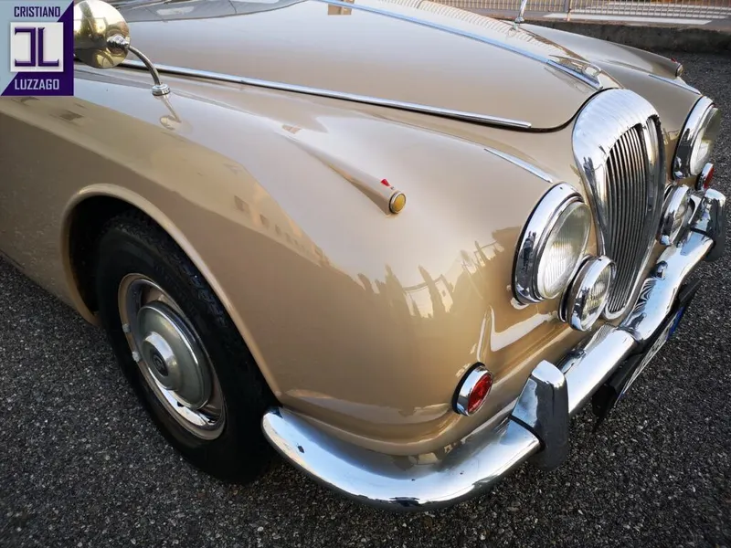 V8 Saloon 13