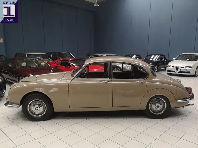 V8 Saloon 3