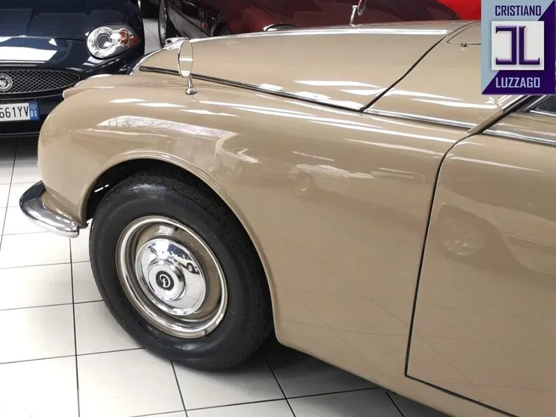 V8 Saloon 18