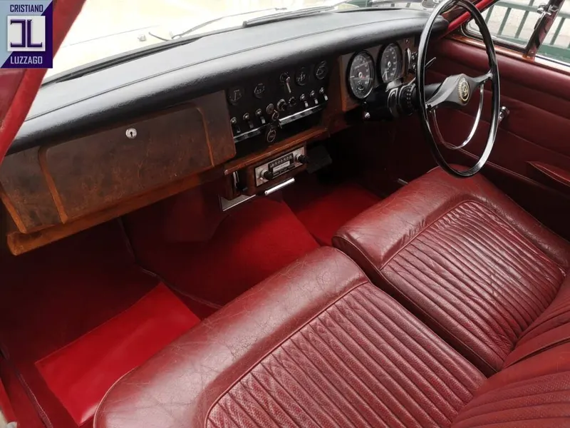V8 Saloon 39