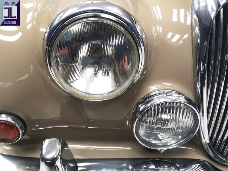 V8 Saloon 19