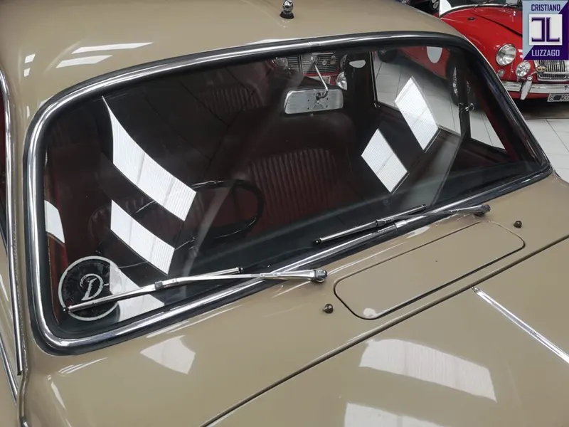 V8 Saloon 30