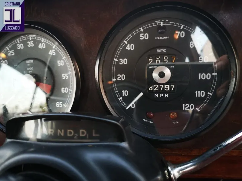 V8 Saloon 37