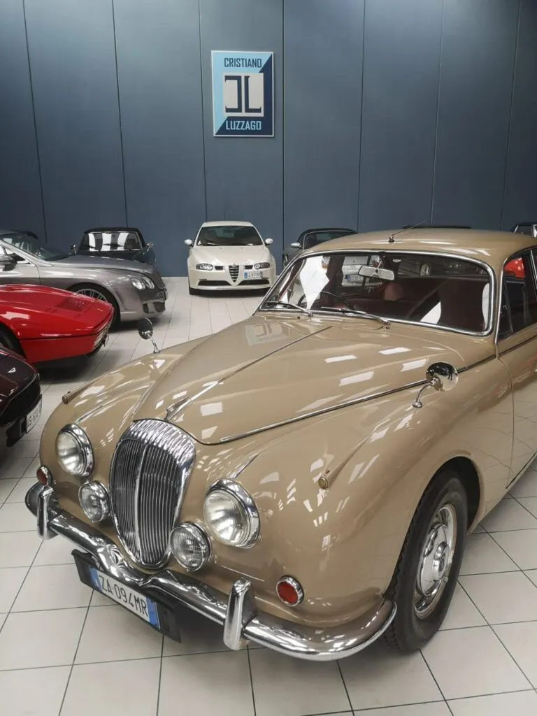 V8 Saloon 46