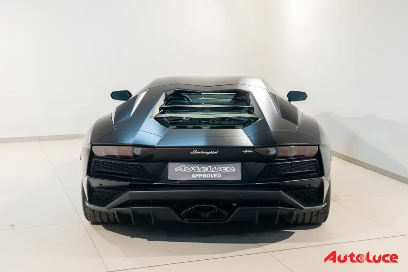 Lamborghini AVENTADOR S 32