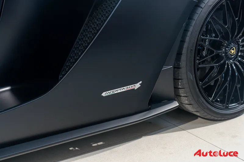Lamborghini AVENTADOR S 8
