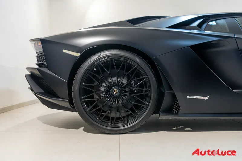 Lamborghini AVENTADOR S 10