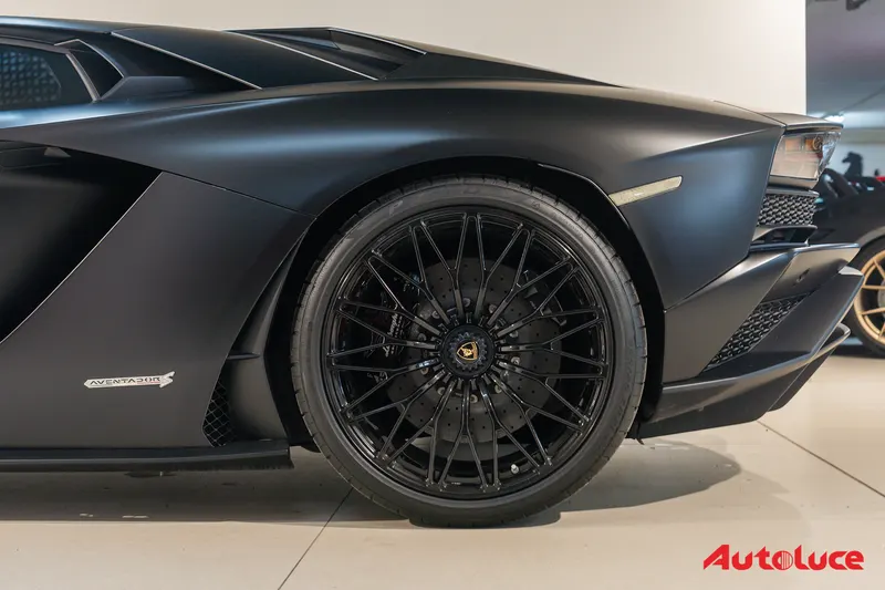 Lamborghini AVENTADOR S 9