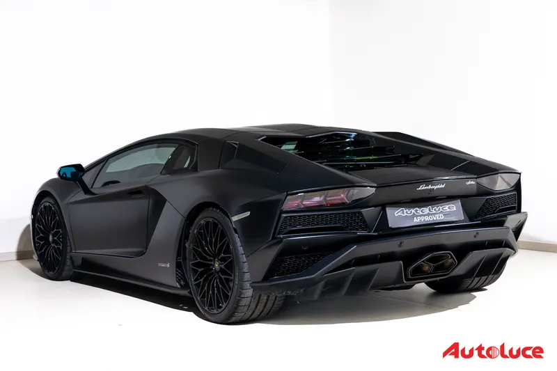 Lamborghini AVENTADOR S 6