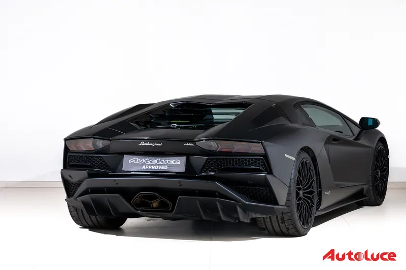Lamborghini AVENTADOR S 4
