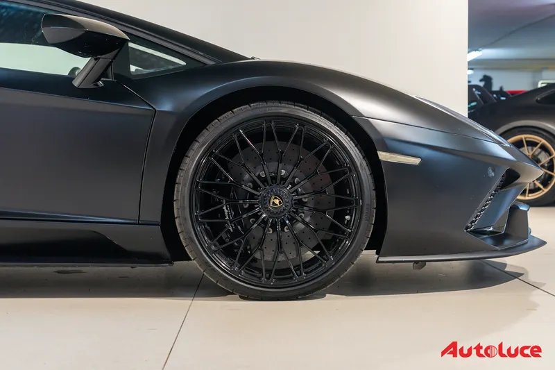 Lamborghini AVENTADOR S 12