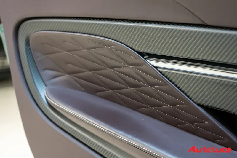 Aston Martin DB12 33