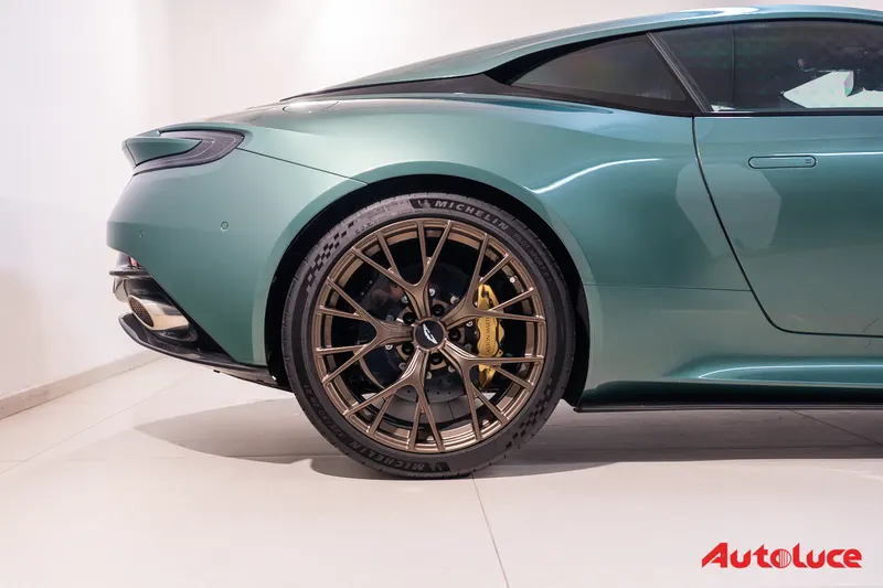 Aston Martin DB12 10