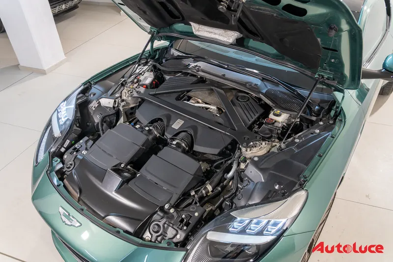 Aston Martin DB12 37