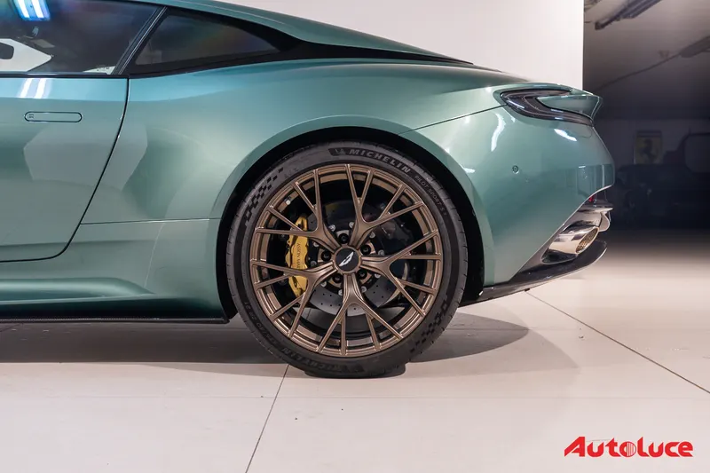 Aston Martin DB12 9