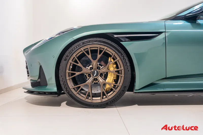Aston Martin DB12 7