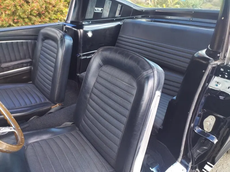 Ford MUSTANG Fastback noire code C restaurée 22