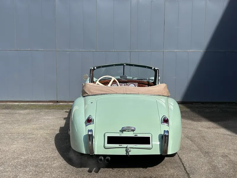 Jaguar XK120 Cab. 8