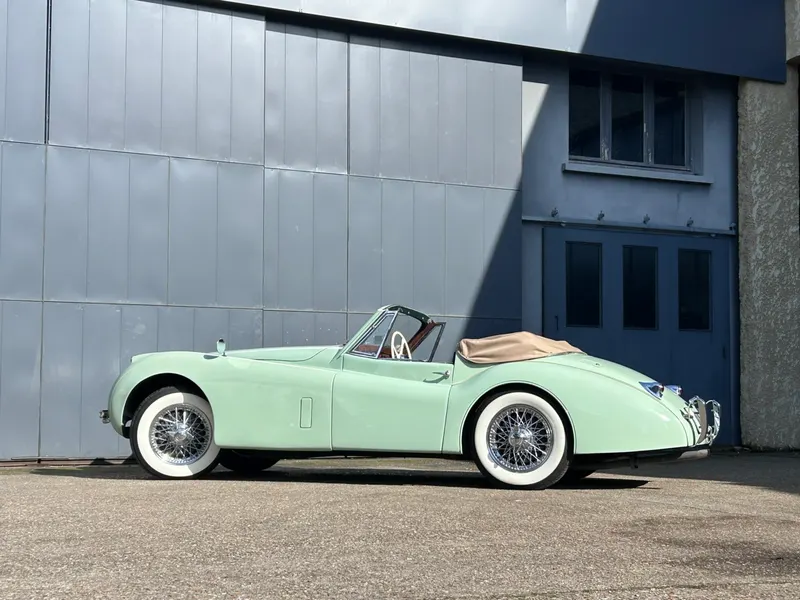 Jaguar XK120 Cab. 12
