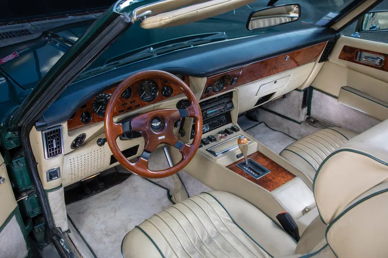 Aston Martin AM V8 série 1 16