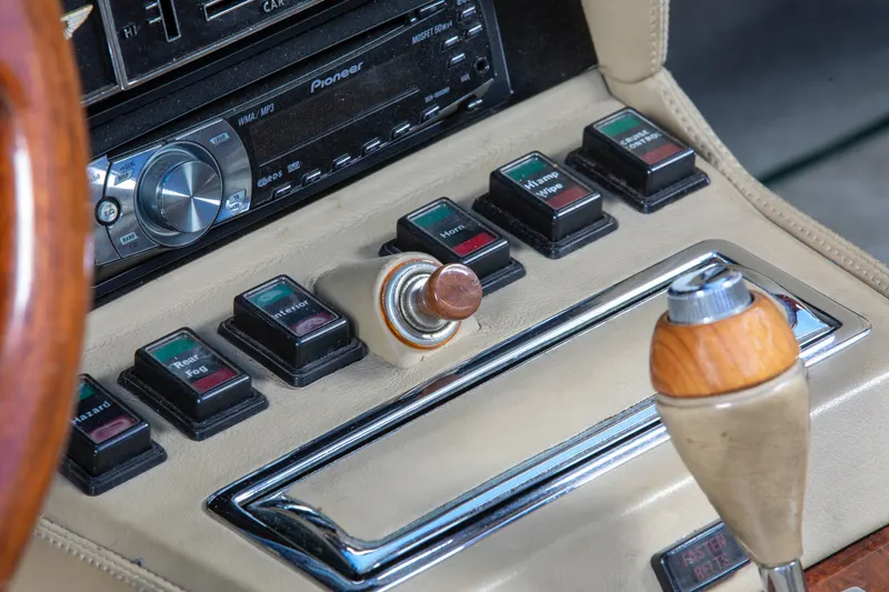 Aston Martin AM V8 série 1 18