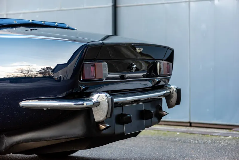 Aston Martin V8 Volante 10