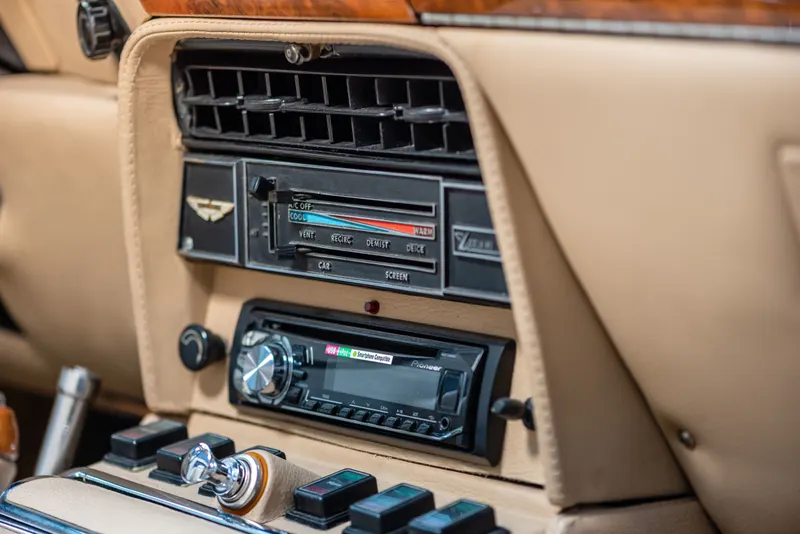 Aston Martin V8 Volante 36