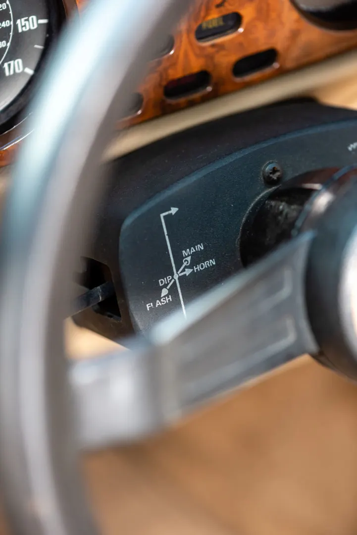 Aston Martin V8 Volante 48