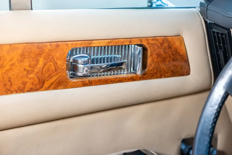 Aston Martin V8 Volante 33