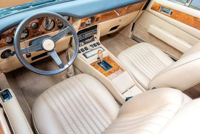 Aston Martin V8 Volante 2