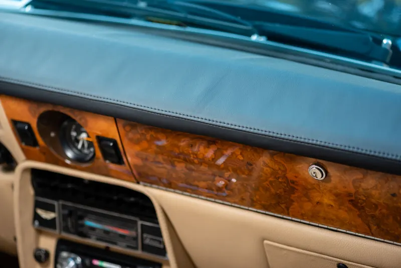 Aston Martin V8 Volante 38