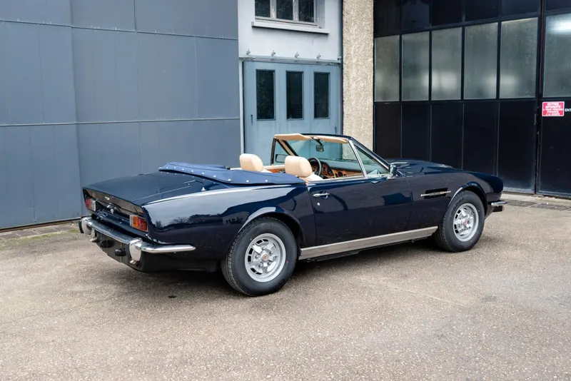 Aston Martin V8 Volante 16