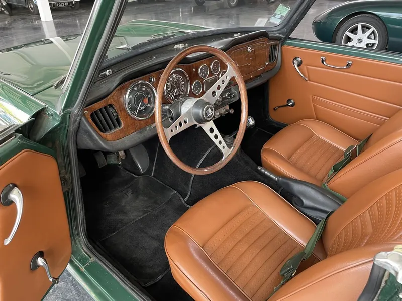 Triumph TR4a IRS intérieur Havane 10