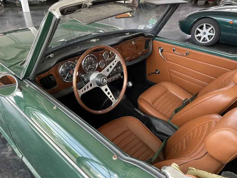 Triumph TR4a IRS intérieur Havane 9