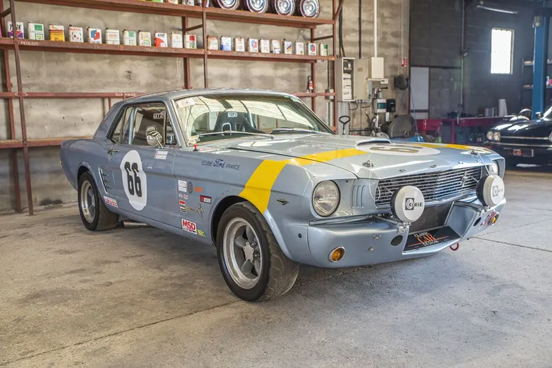 Ford Mustang Coupé V8 Racing 3