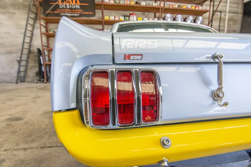 Ford Mustang Coupé V8 Racing 111